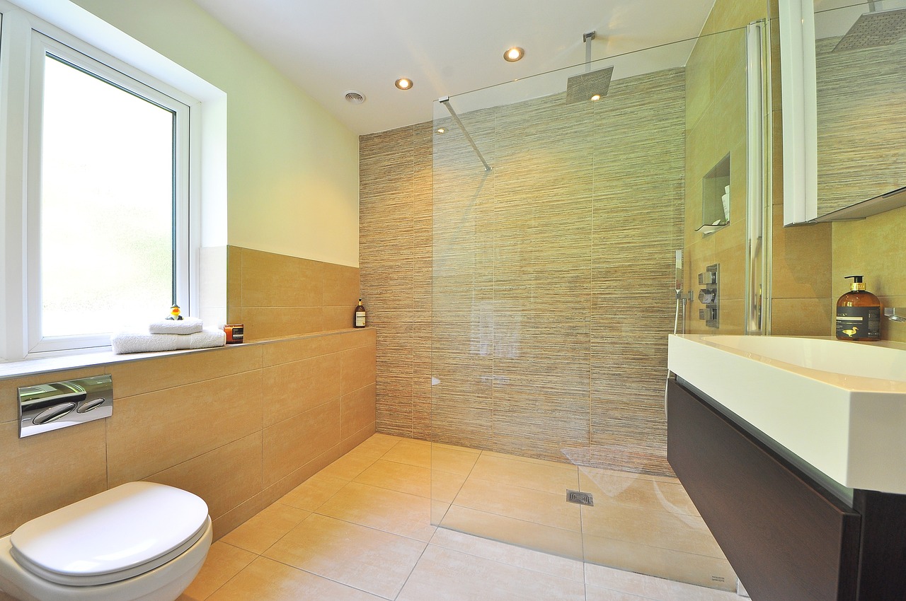 Ścianka prysznicowa – funkcjonalność i styl w Twojej łazience